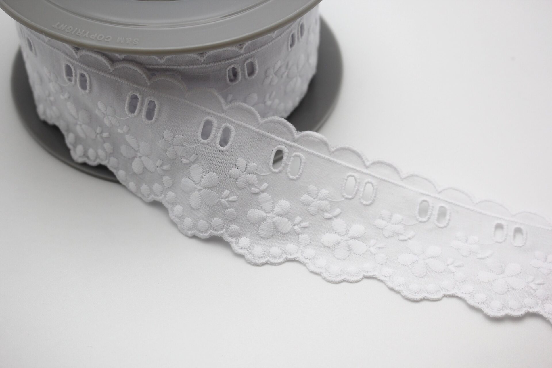 10 Yards of White Lace Trim/ 10 Yards of White Lace Ribbon Approx. 1.6 4.2  Cm 